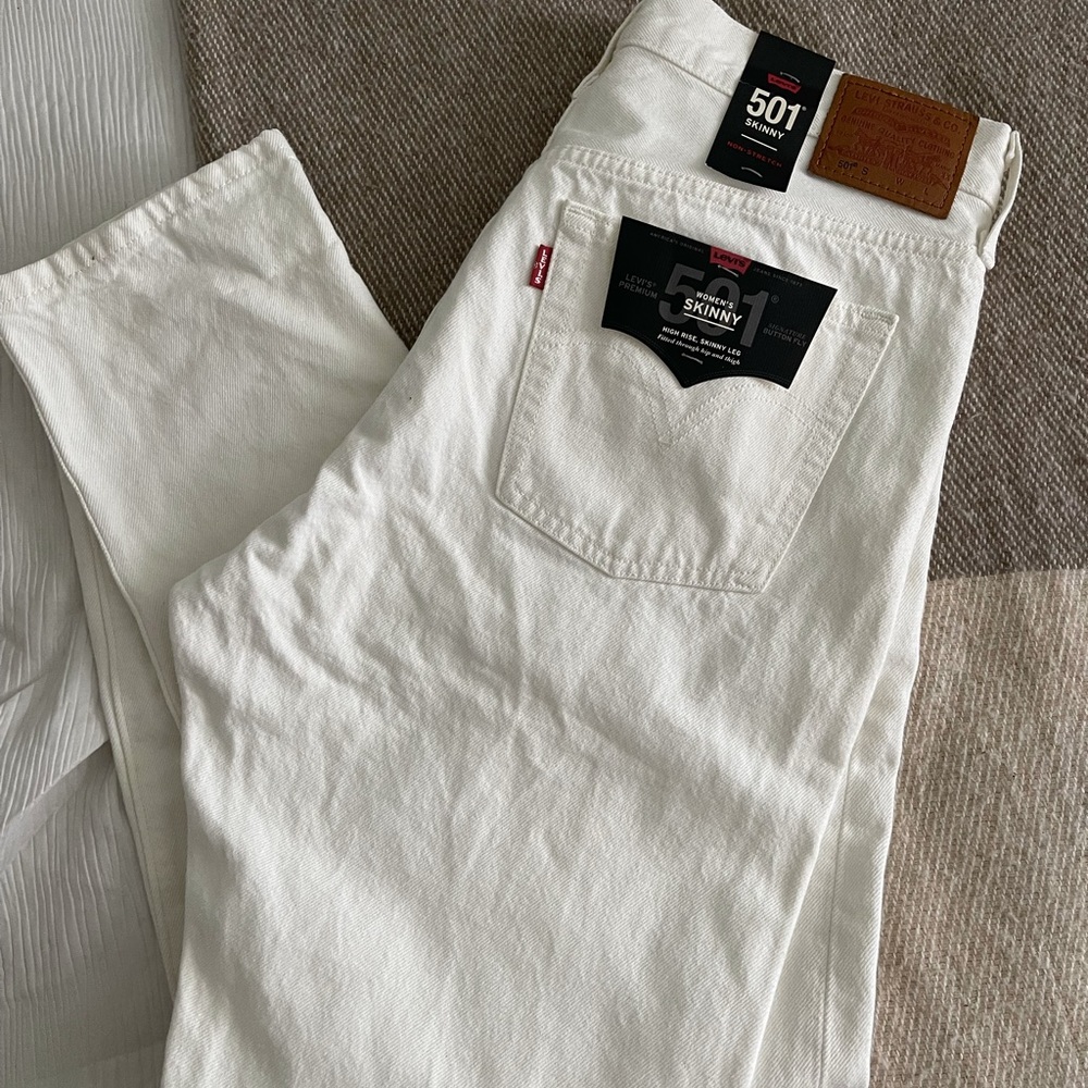 Women’s Levi’s High Rise Jeans (Fitted through hip and thigh )